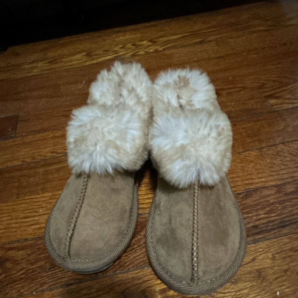 Girls  Slip-On Slippers size 11 winter  Casual tan suede faux fur line.